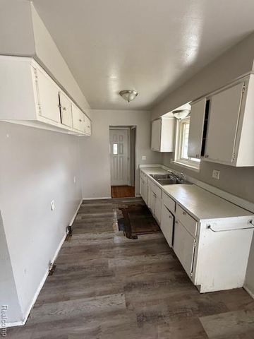 7667 Greenview Avenue, Detroit, MI 48228