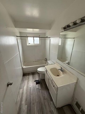 7667 Greenview Avenue, Detroit, MI 48228