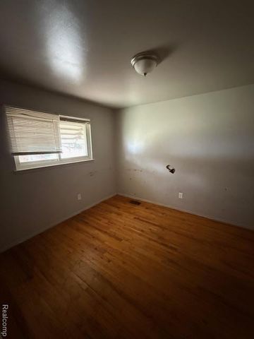 7667 Greenview Avenue, Detroit, MI 48228