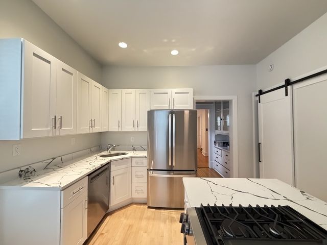 1111 W Roscoe Street 2, Chicago, IL 60657