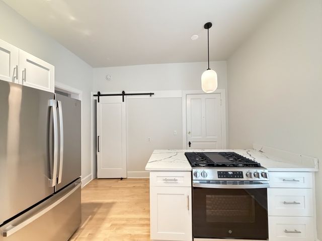 1111 W Roscoe Street 2, Chicago, IL 60657