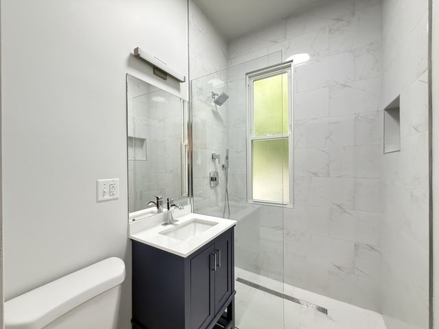 1111 W Roscoe Street 2, Chicago, IL 60657