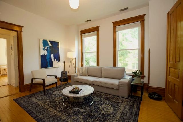 1111 W Roscoe Street 2, Chicago, IL 60657