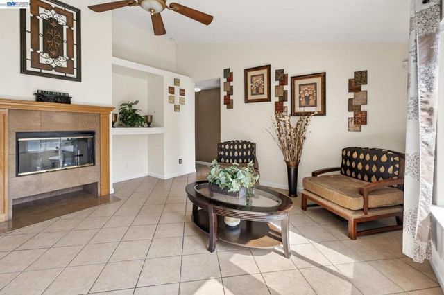 5912 Squire Wells Way, Riverbank, CA 95367