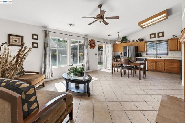 5912 Squire Wells Way, Riverbank, CA 95367