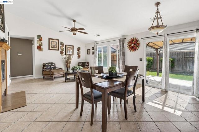 5912 Squire Wells Way, Riverbank, CA 95367