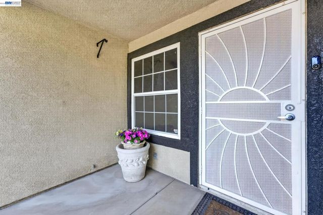 5912 Squire Wells Way, Riverbank, CA 95367