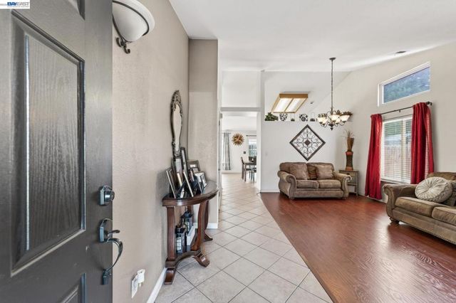 5912 Squire Wells Way, Riverbank, CA 95367
