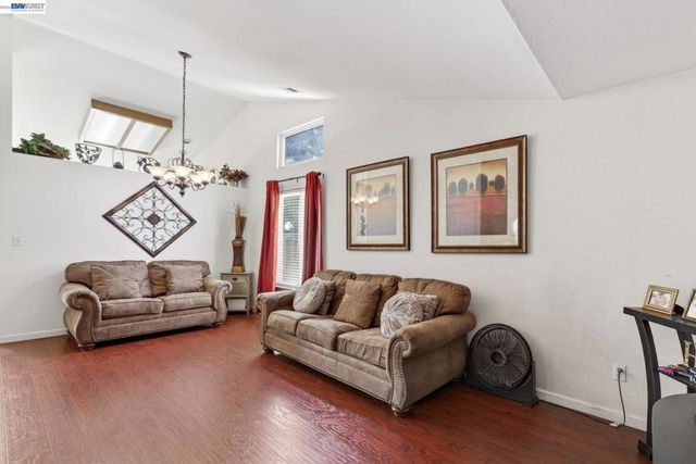 5912 Squire Wells Way, Riverbank, CA 95367