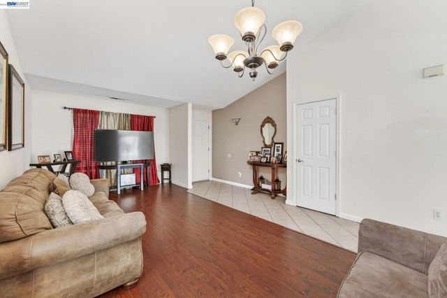 5912 Squire Wells Way, Riverbank, CA 95367