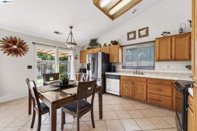 5912 Squire Wells Way, Riverbank, CA 95367
