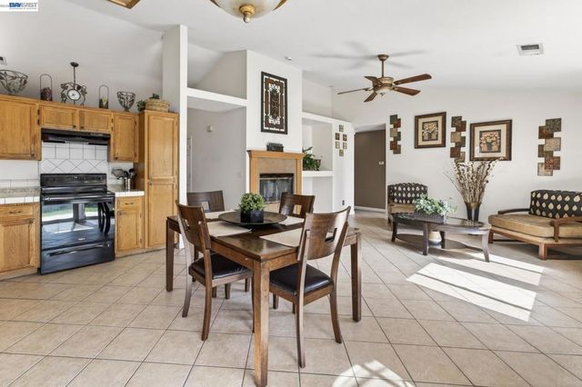 5912 Squire Wells Way, Riverbank, CA 95367