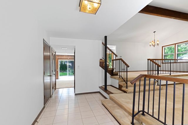 610 Pawnee Lane, Naperville, IL 60563