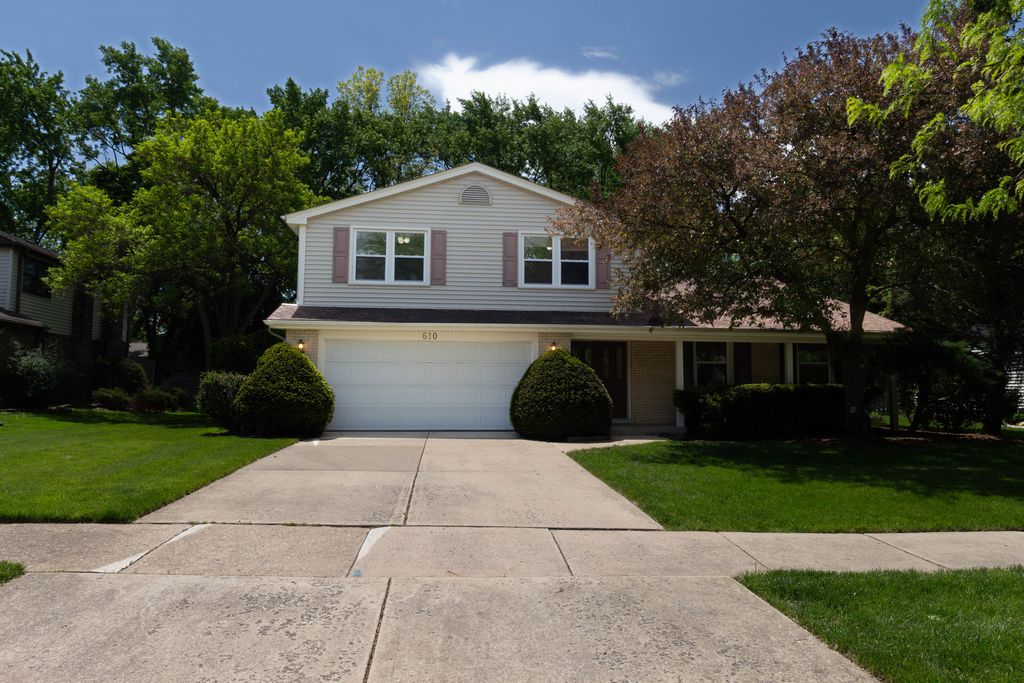 610 Pawnee Lane, Naperville, IL 60563