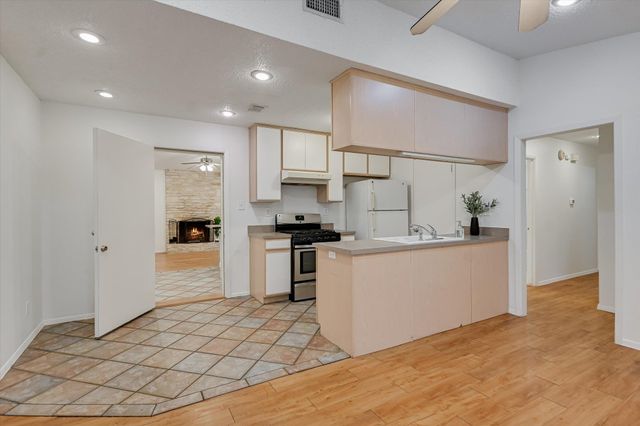 3207 Eanes CIR B, Austin, TX 78746