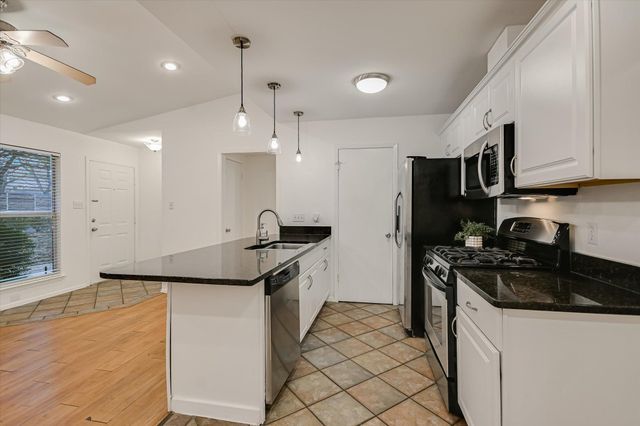 3207 Eanes CIR B, Austin, TX 78746