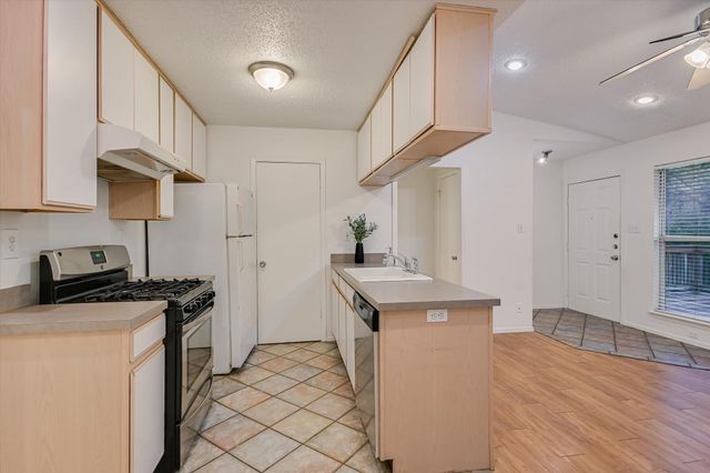 3207 Eanes CIR B, Austin, TX 78746