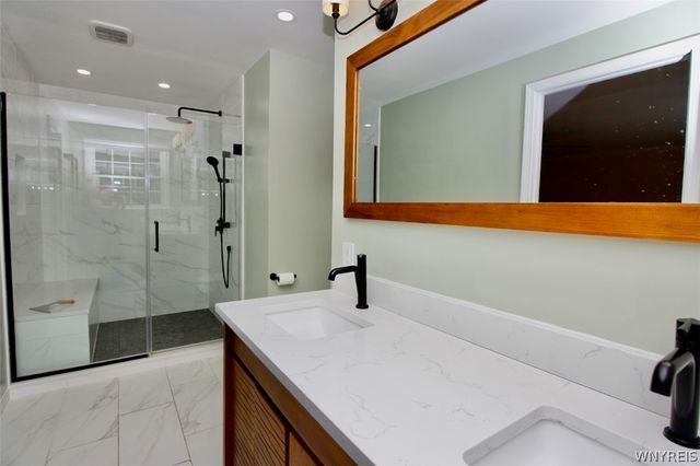 17 Wellington Lane, Orchard Park, NY 14127