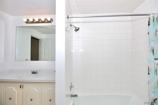 17 Wellington Lane, Orchard Park, NY 14127