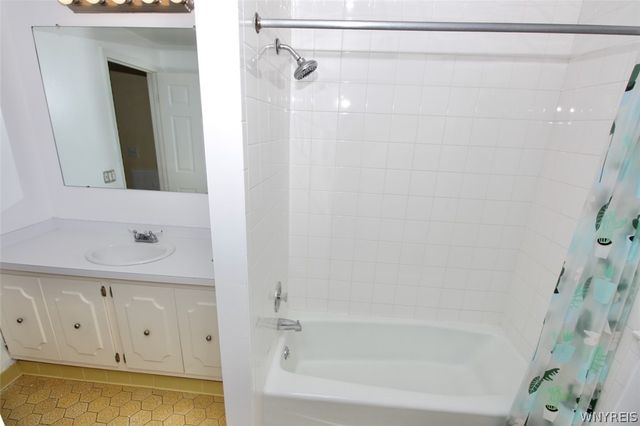 17 Wellington Lane, Orchard Park, NY 14127