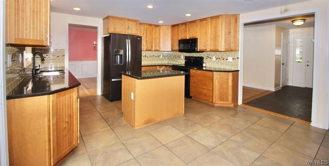 17 Wellington Lane, Orchard Park, NY 14127