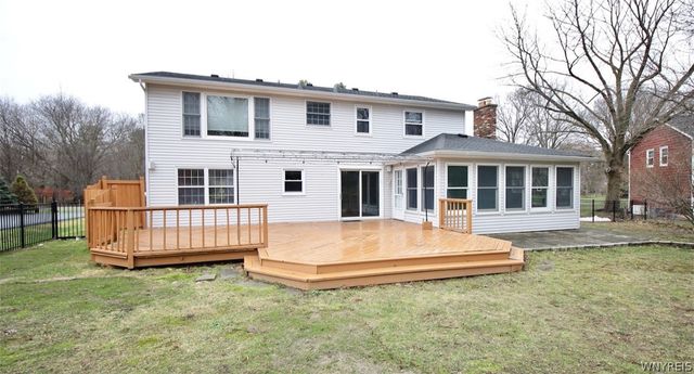 17 Wellington Lane, Orchard Park, NY 14127