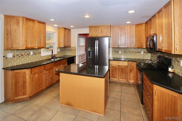 17 Wellington Lane, Orchard Park, NY 14127