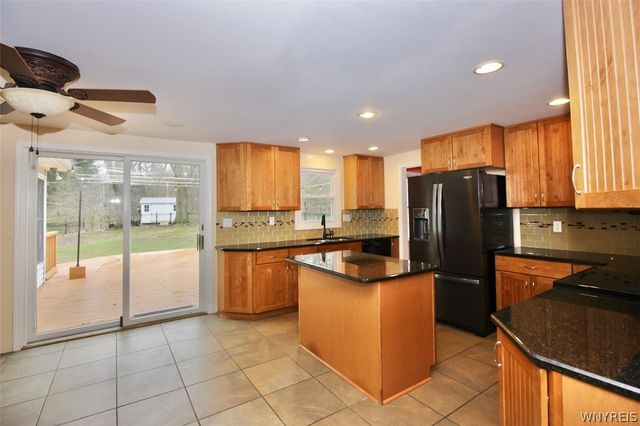 17 Wellington Lane, Orchard Park, NY 14127