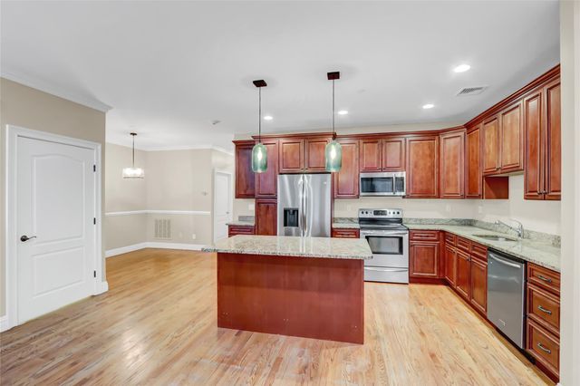 19 Della Drive 19, West Babylon, NY 11704