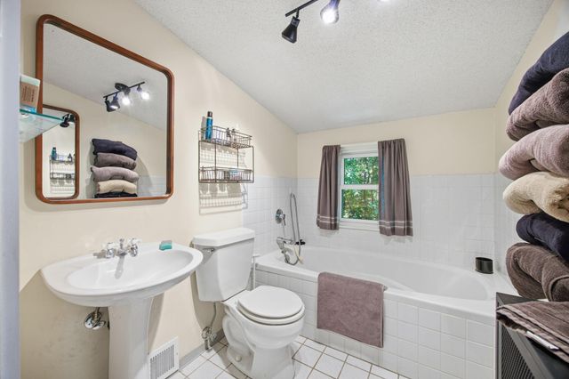851 County Road C E, Maplewood, MN 55109