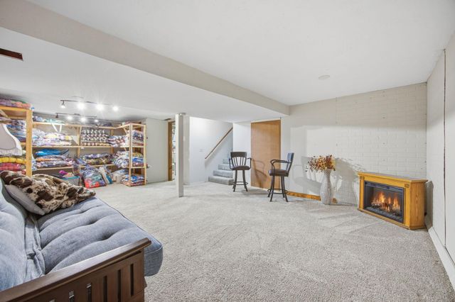851 County Road C E, Maplewood, MN 55109