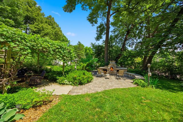 851 County Road C E, Maplewood, MN 55109