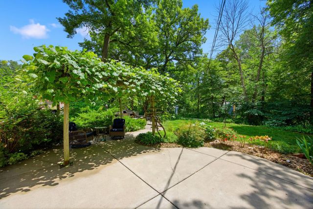 851 County Road C E, Maplewood, MN 55109