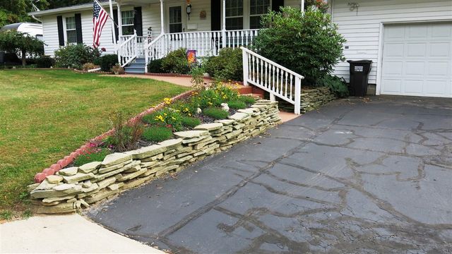 400 Parkwood Drive, Jonesville, MI 49250