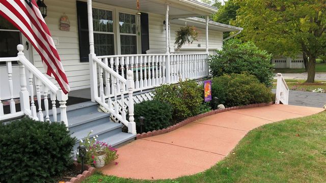 400 Parkwood Drive, Jonesville, MI 49250