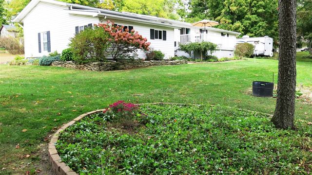 400 Parkwood Drive, Jonesville, MI 49250