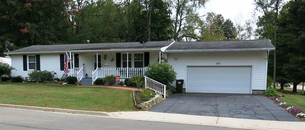 400 Parkwood Drive, Jonesville, MI 49250