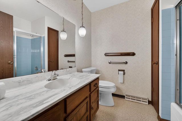 1302 E Garfield Street, Mount Horeb, WI 53572