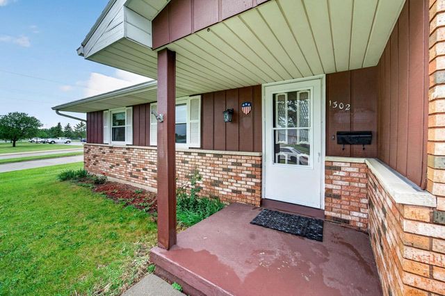 1302 E Garfield Street, Mount Horeb, WI 53572
