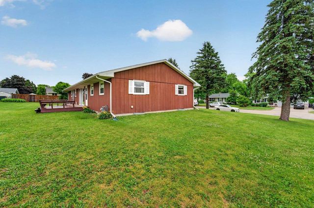 1302 E Garfield Street, Mount Horeb, WI 53572