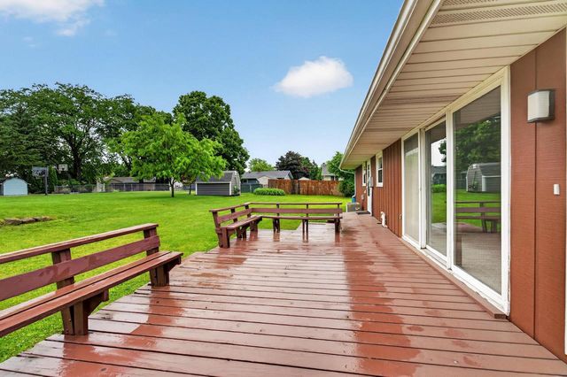 1302 E Garfield Street, Mount Horeb, WI 53572