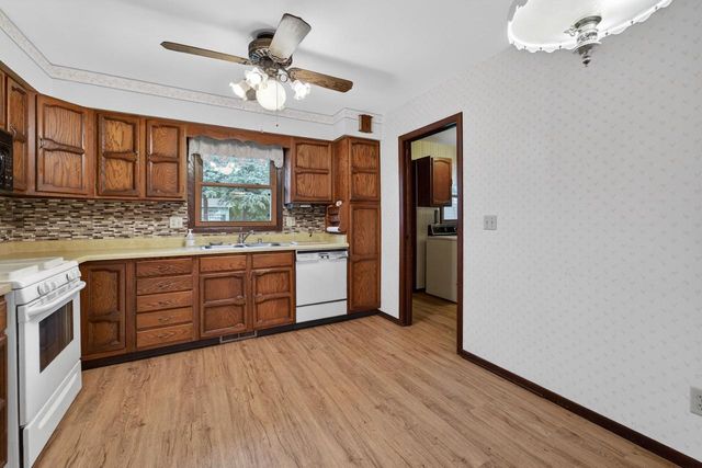 1302 E Garfield Street, Mount Horeb, WI 53572