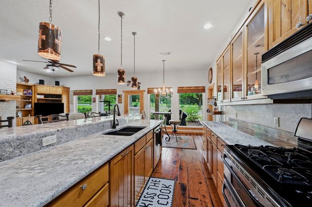 200 Cayuga Trail, Lake Kiowa, TX 76240