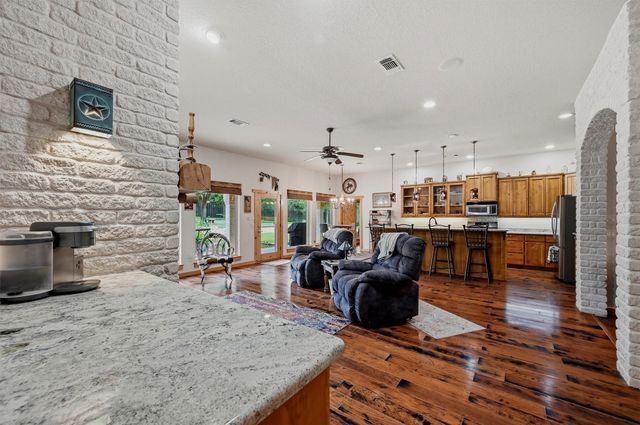 200 Cayuga Trail, Lake Kiowa, TX 76240
