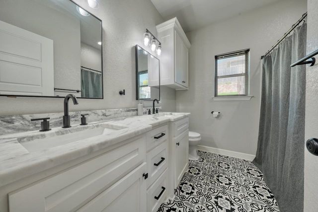 12121 Oak Grove Drive, Lindale, TX 75706