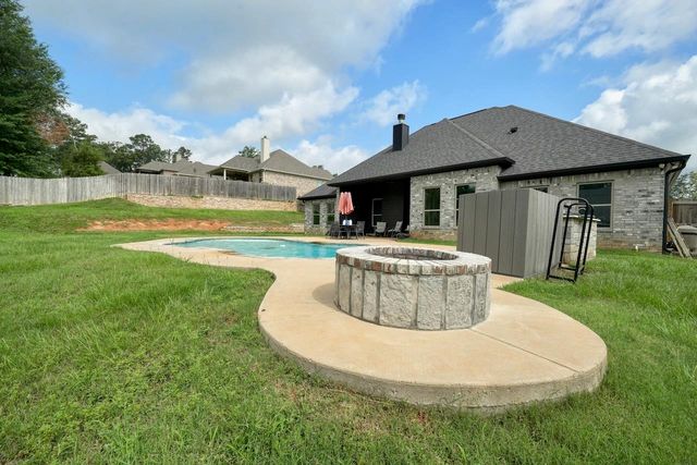 12121 Oak Grove Drive, Lindale, TX 75706