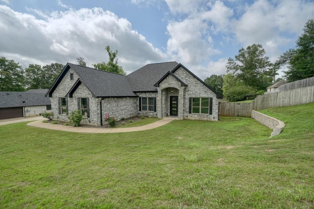 12121 Oak Grove Drive, Lindale, TX 75706