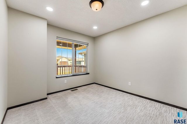 8209 W 51st St, Sioux Falls, SD 57106