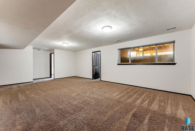 8209 W 51st St, Sioux Falls, SD 57106