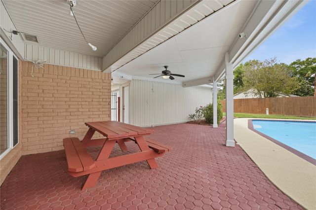 15319 Seahorse Drive, Houston, TX 77062